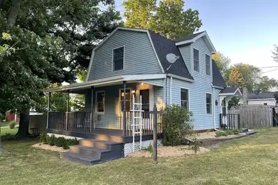 Image de 🌟New🌟 Charming Cottage Walk to Downtown- Fenced Yard