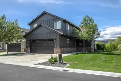 Image de Luxury Crescent Bar Home close to The Gorge, Misson Ridge on the Columbia River