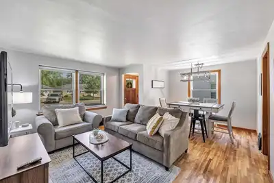 Image de 1 Mile to Lambeau–Modern historic charm.