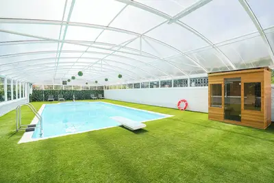 Image de Luxury spa party home - pool, hottub, bar, sauna