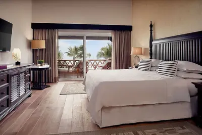 Garden view penthouse that sleeps 12. 1 min walk from the beach
