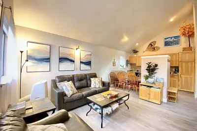 Image de **Newly Renovated**Basecamp for Outdoor Adventures w/ Bbq, Shared Hot Tub & Pool