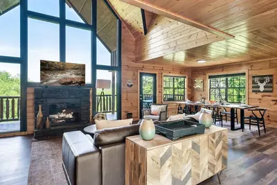 Image de Renovated Cabin. Hot tub, Arcade, Pool Table, Shuffle Board, Dollywood, Parking