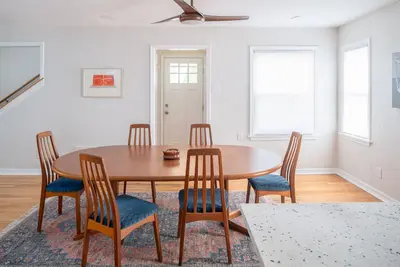 Image de Spacious Mid Century Home by the Plaza District