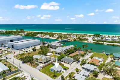 Image de Walk to Beach. Beautifully Renovated 3br, 2ba Home w/Outdoor Shower & Grille