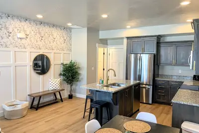 Image de Bloomington at The Seasons - Brand New Listing. Plenty of parking in an unbeatable location