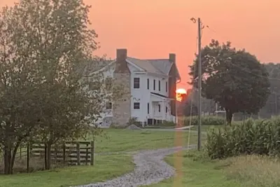 Image de 1875 Farmhouse completely renovated with a spectacular Blue Ridge Mountain view!