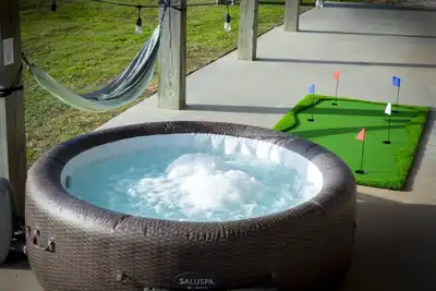 Image de Hot Tub! | Pets | Game Room | August Specials!