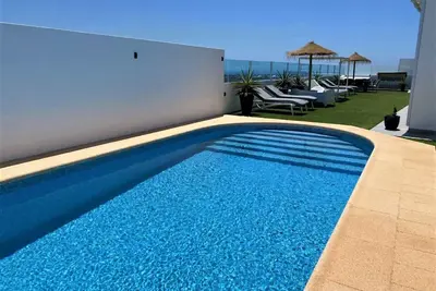 Image de Lillos- 3 bed/3 bath with pool sea views on the golf estate, costa teguise