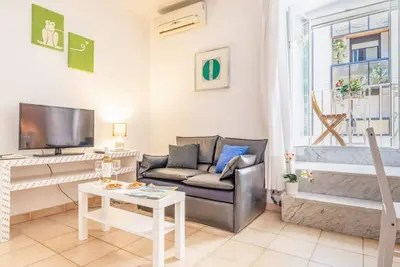 Central Station & University Lovely Apartment