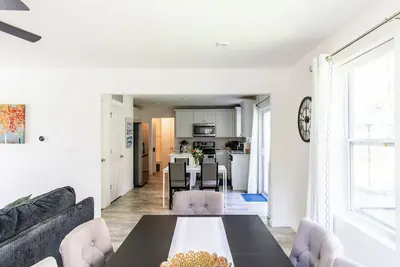 Image de Lovely recently Built Nb Home, fire pit