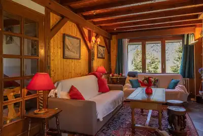 Image de Maison de vacances \"Chalet Le Margouillat\" avec vue sur les montagnes, terrasse et Wi-Fi.