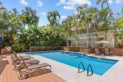 Image de Southard Retreat- 2 bed 2 bath townhome downtown w/ pool, parking