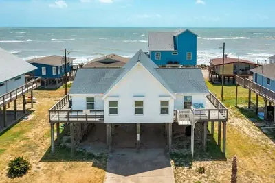 Gleaming Ocean Views From Huge Seaside Deck!