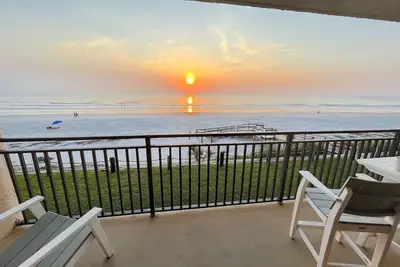 Image de Relaxing beach front condo, no driving section of the beach