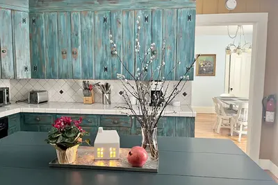 Image de Spacious and bright, 1st floor apartment in Historical Yarmouth Village