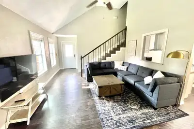 Image de New townhouse with large private yard and 2 car garage!