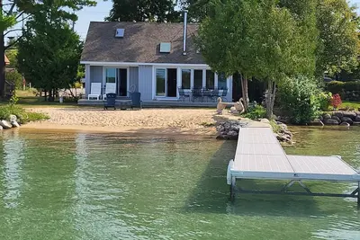 Image de Angie's Beach House-on Torch Lake, Mi. Can walk to the sandbar, northern view.