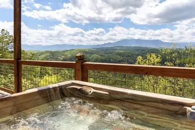 Image de Breathtaking Views! Couples Retreat! Hot Tub + Pool Table + Location
