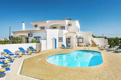 Image de 5 Bedroom Car Optional villa in Gale