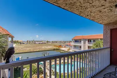 Image de Serene Waterfront Retreat with Lagoon Pool, Boat Slips & Trailer Parking