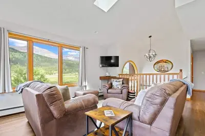 Image de Gorgeous Retreat with Mountain Views and Deck