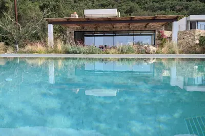 Image de Newly built stunning villa with 30 m long swimming pool and access to the beach.
