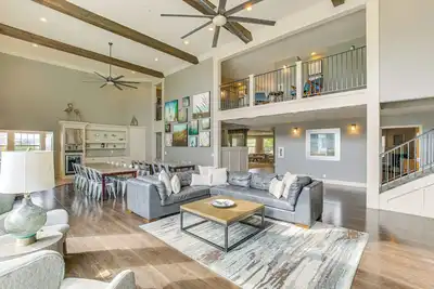Image de Modern Huge Home! 11, 500 sq. ft! Family Reunions or Big Group! Perfect Location