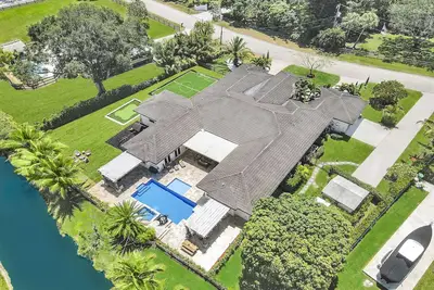 Image de Luxury 8br w\/ Pool & Mini-golf & Soccer- 19 Guests