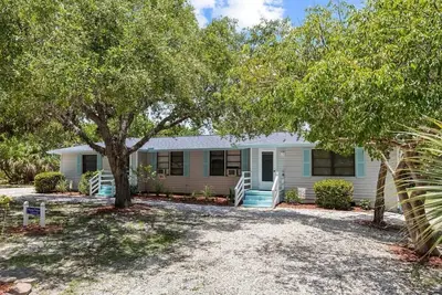 Image de Charming East End Residence, Steps to Beach