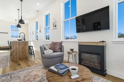 Image de Alpine Estate! Dt Villa w 3 Full Kitchens & Views!