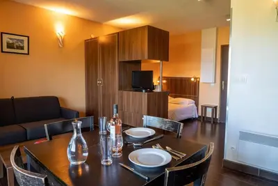 Image de Rez-de-chaussée, vue vallée, piscine, sauna, terrasse, parking, télévision, 27m², Pra Loup
