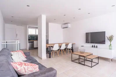 Image de Sublime 71m² : Centre Ville Et Proche Plage!