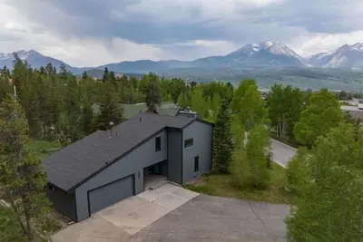 Image de Updated Pet Friendly Home, Private Hot Tub, Downtown Dillon