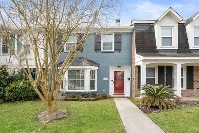Image de Entire townhouse- 10mins to beaches or downtown