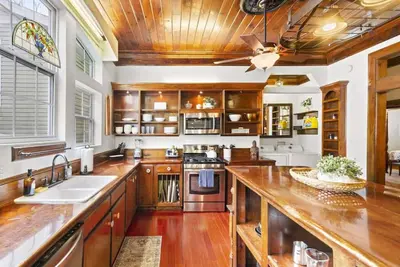 Image de Spacious Downtown Flat w\/ free parking