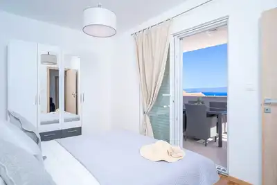 Image de 2 bedroom  with modern kitchen, balcony with sea view