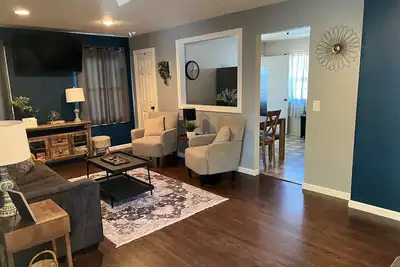 Image de Nicely decorated 2+ Br home in quiet neighborhood
