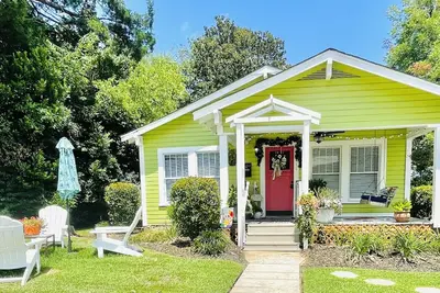 Image de Charming 2 Br and 2 full bath Cottage is located in Historic Downtown Laurel.