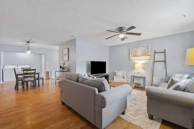 Image de Centrally Located Cozy Bungalow - Newly Renovated