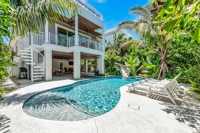 Image de Home with Waterslide, Heated Pool, Spa, Rooftop, Steps to Beach - Sea The Light