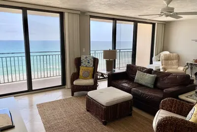 Image de Expansive Ocean front views—direct beach access!