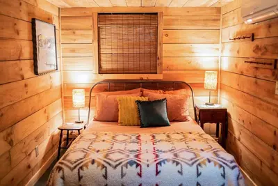 Image de Remote cabin with creek and waterfall views 10 min from town
