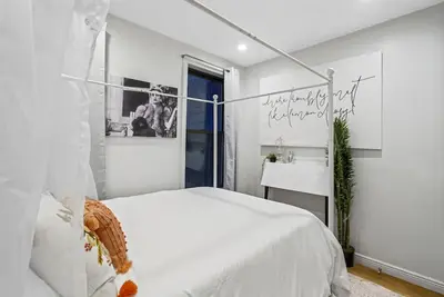 Image de 3 Bed 2 Bath Pre-War Apartment in Williamsburg, Brooklyn Townhouse