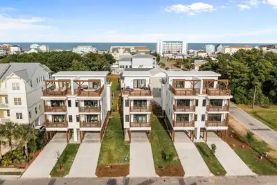 Image de Modern Single Family Home 5 minute walk to the Beach! Linens Included!