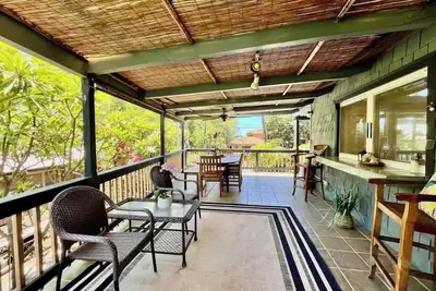 Image de Bamboo Beach Cottage ~ Steps from shoreline access