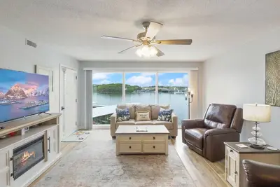 Image de Parkside Paradise - Waterfront Condo w/ Lake & Pool Views!