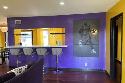 Image de The Purple & Gold House *Near Disneyland, Beaches & Knotts