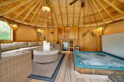 Image de 'Moose Lodge' Cabin w\/ Entertainment Gazebo!