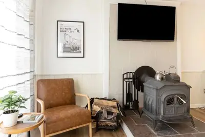 Gorgeous & Cozy Mountain View with Wood Stove! Ski \/ Hiking \/ Wi-Fi \/ Pool
